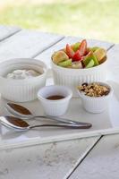 yaourt avec granola et fruits frais photo