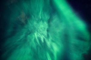 aurores boréales, aurores boréales couvertes dans le ciel nocturne sur le cercle arctique photo