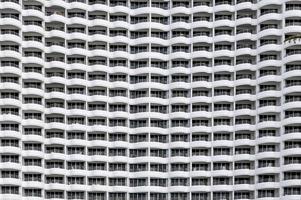 façade de bâtiment sans couture, rangées d'hôtel de nombreux balcons avec forme incurvée