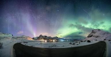 aurores boréales avec une chaîne de montagnes étoilée sur la côte arctique photo