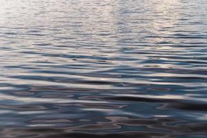 surface de l'eau ridée sur le lac en soirée photo