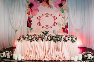 salle de banquet pour mariages avec éléments décoratifs photo