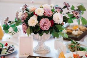 salle de banquet pour mariages avec éléments décoratifs photo