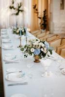 salle de banquet pour mariages avec éléments décoratifs photo