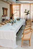 salle de banquet pour mariages avec éléments décoratifs photo