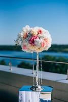 décorations de mariage et une arche de mariage pour la cérémonie photo