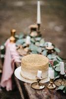 décoration de mariage avec un gâteau doré