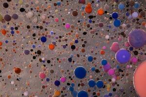 acrylique peindre des balles abstrait texture. brillant couleurs fluide, écoulement fond d'écran conception. violet, bleu, rose et Jaune liquides mélanger. photo