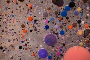 acrylique peindre des balles abstrait texture. brillant couleurs fluide, écoulement fond d'écran conception. violet, bleu, rose et Jaune liquides mélanger. photo