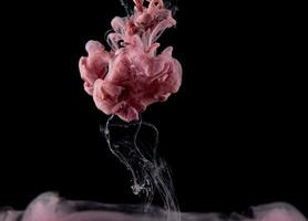 abstrait fluide acrylique peinture. marbré rose abstrait encre nuage sur noir Contexte. liquide marbre modèle. moderne art. photo
