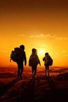 les enfants avec emballé Sacs traversée frontière isolé sur une le coucher du soleil pente Contexte photo