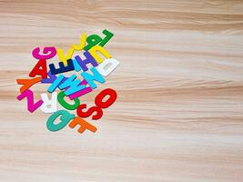 Anglais alphabet coloré en bois pour éducation école apprentissage.on bois Contexte. alphabet concept , copie espace photo