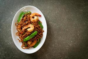 nouilles yakisoba sautées aux pois verts et crevettes - style cuisine asiatique