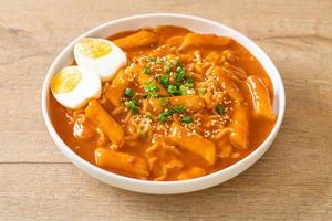 nouilles instantanées coréennes et tteokbokki à la sauce épicée coréenne - rabokki photo