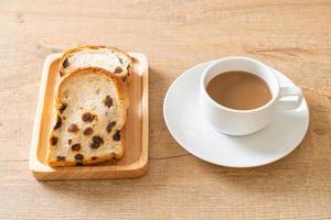 pain aux raisins avec une tasse de café pour le petit déjeuner photo