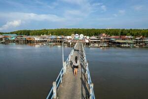 aérien vue de coup pâté village est le pêche écologique village à phang nga, Thaïlande photo