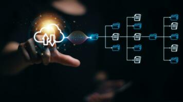 femme d'affaires avec nuage l'informatique diagramme montré sur main. nuage technologie. Les données stockage. nuage l'informatique La technologie l'Internet espace de rangement réseau concept photo