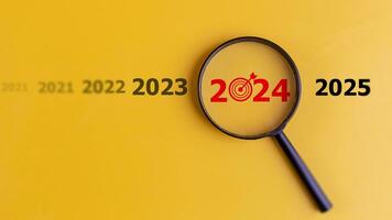 cible de affaires concept. loupe se concentrer sur le année 2024. concentrer sur Nouveau affaires buts, des plans, et stratégies de le année 2024 concept. photo