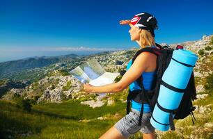 actif fille avec carte dans le montagnes photo