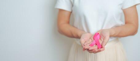 rose octobre Sein cancer conscience mois, femme avec rose ruban dans hôpital pour soutien gens la vie et maladie. nationale cancer survivants mois, mère et monde cancer journée concept photo