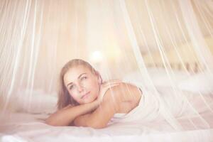 rêveur femme dans chambre photo