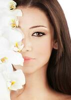 fermer sur magnifique visage avec fleurs photo