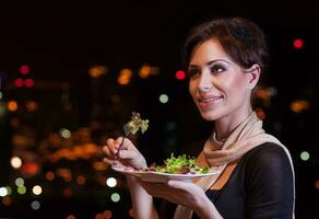 magnifique femme dans le restaurant photo