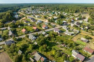 aérien vue sur provincial ville ou gros village logement zone avec beaucoup bâtiments, routes et jardin. photo