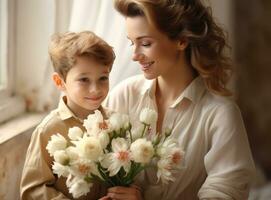 mère avec fils avec fleurs photo