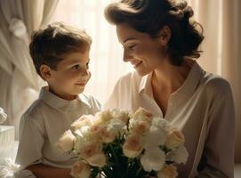 mère avec fils avec fleurs photo