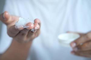 gros plan de la main de l'homme à l'aide de vaseline photo