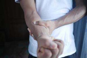 homme souffrant de douleur dans la main close up photo