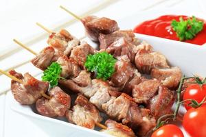 brochettes de porc et sauce tomate photo