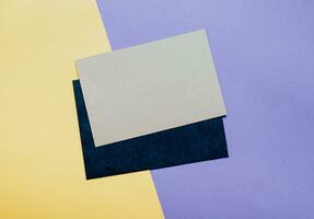 Vide carte enveloppe avec copie espace sur minimal Couleur Contexte photo