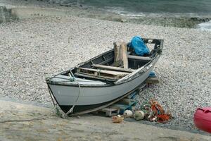 vieux bateau sur le plage photo