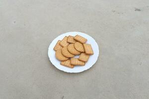 des biscuits sur une blanc assiette sur le sol. photo