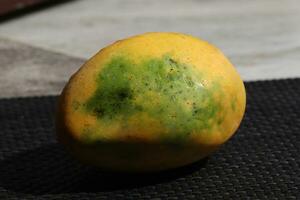 mangue fruit sur en bois surface photo