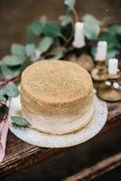 décoration de mariage avec un gâteau doré