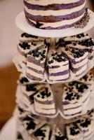 gâteau éponge de mariage festif avec crème glacée blanche photo