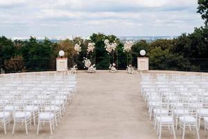 zone de cérémonie de mariage, décor de chaises en arc photo