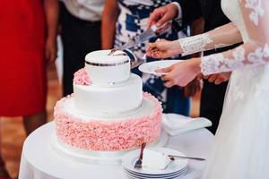 gâteau de mariage au mariage des jeunes mariés photo