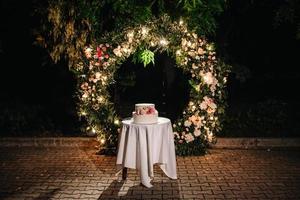 gâteau de mariage au mariage des jeunes mariés photo