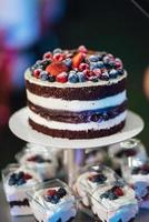 gâteau de mariage au mariage des jeunes mariés photo