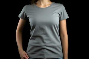 génératif ai. gris T-shirt maquette sur femelle modèle photo