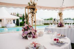 décorations de mariage élégantes en fleurs naturelles photo