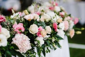 décorations de mariage élégantes en fleurs naturelles photo