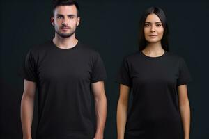 génératif ai. Vide noir T-shirt maquette sur Masculin et femelle modèle vitrine votre dessins dans style photo