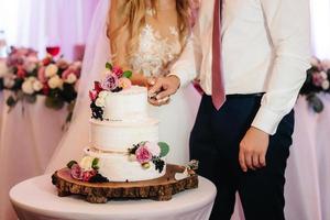 gâteau de mariage au mariage des jeunes mariés photo