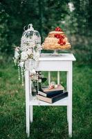 gâteau de mariage au mariage des jeunes mariés photo