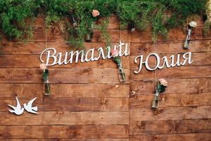 cérémonie de mariage dans les bois parmi les arbres sur la piste verte photo